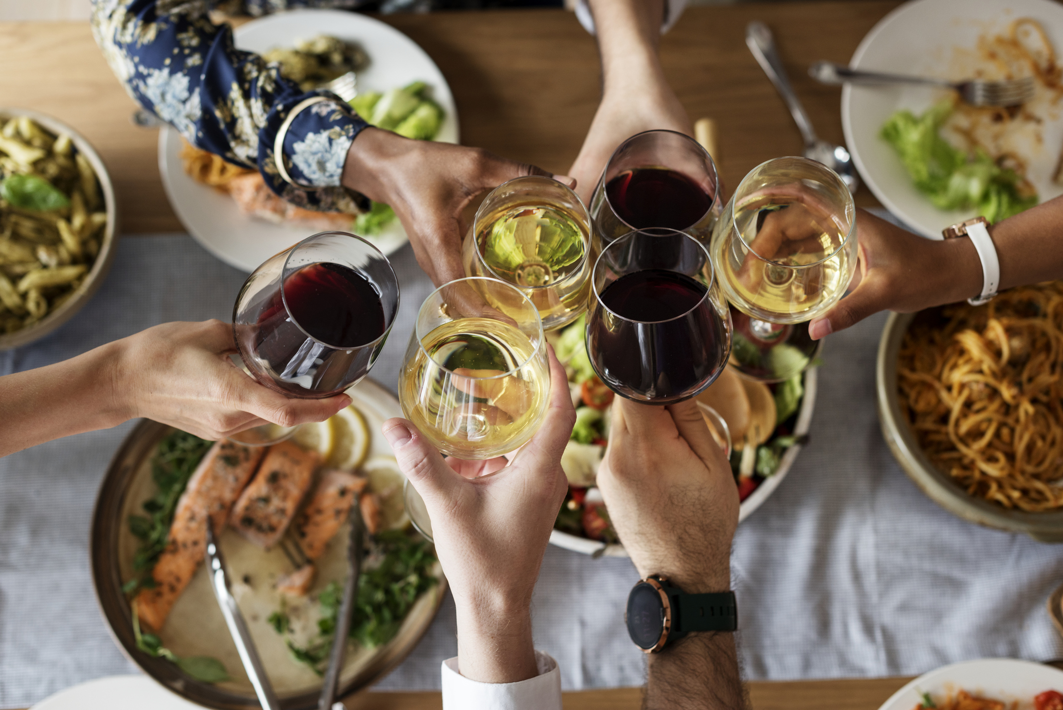 Пьем вместо еды. Итальянцы пьют вино. Друзья и вино. Итальянцы пьют вино в ресторане. Ресторан food and Wine.